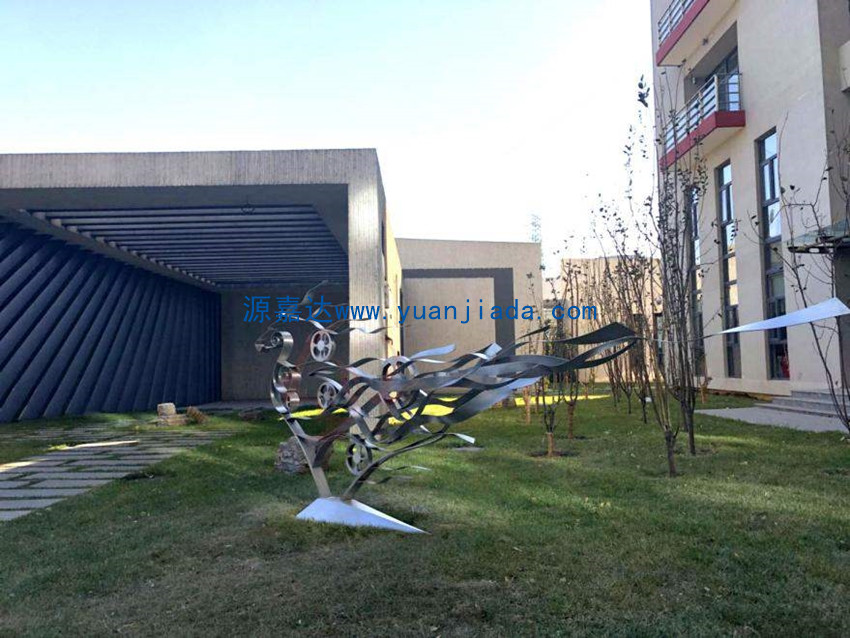 草坪不銹鋼雕塑